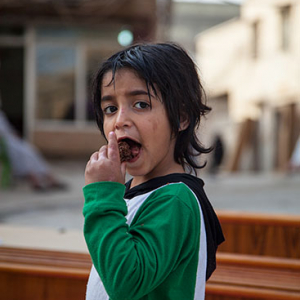 Irak, Hillah (Al Hilla). Portret dziecka na ulicy w centrum miasta.